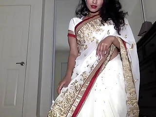 Desi Dhabi in Saree procurement Barren and Plays with Queasy Pussy